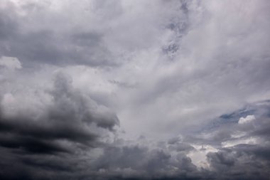  Fırtınalı bulutlu karanlık bir gökyüzü. Dramatik gökyüzü yağmuru, fırtınadan önce kara bulutlar, yağmurdan önce bulutlar.