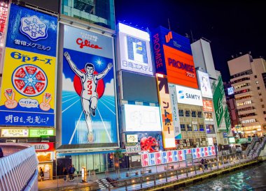 Osaka, Japonya 17 Aralık: Dotonbori, Japonya 'nın Osaka kentindeki Dotonbori' nin en ünlü gece hayatı ve turist besin bölgesi..