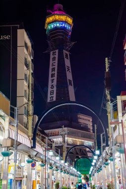 Osaka, Japonya -19 Aralık - Shinsekai ünlü aşçılık bölgesi Osaka, Tsutenkaku Kulesi 'nden gökdelen manzarası sunar, Shinsekai (Yeni Dünya) Güney Osaka' nın 