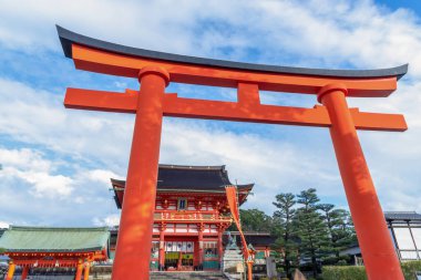 Fushimi Inari Taisha 'nın (Fushimi Inari Tapınağı) en güzel bakış açısı Japonya' nın Kyoto kentinde popüler bir turizm merkezidir. (Japonca metnin anlamı: Tanrı sizi korusun)