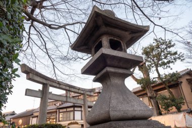 Fushimi Inari Taisha 'nın (Fushimi Inari Tapınağı) en güzel bakış açısı Japonya' nın Kyoto kentinde popüler bir turizm merkezidir. (Japonca metnin anlamı: Tanrı sizi korusun)