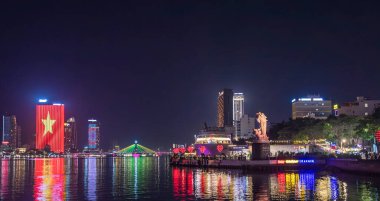 Sazanın (Ca Chep Hoa Rong) Da Nang 'da bir ejderha heykeline dönüşmesi, şehrin turizm faaliyetleri için özel bir önem taşıyor. Viewpoint Ca Chep Hoa Rong da nang şehri, Vietnam.