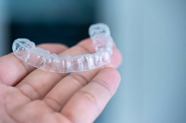  Ağızda beyaz bir arka planda ayar cihazı var. (geçersiz)