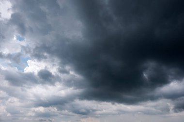 Fırtınalı bulutlu karanlık bir gökyüzü. Dramatik gökyüzü yağmuru, fırtınadan önce kara bulutlar, yağmurdan önce bulutlar.