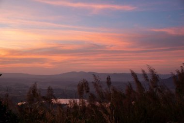 Günbatımının panoramik görüntüsü altın ve mavi gökyüzü arka plan. Gün batımında bulutlu renkli dramatik gökyüzü. Günbatımında bulutlu arka plan..