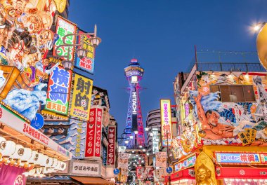  Shinsekai, Osaka 'nın ünlü mutfak bölgesi, Tsutenkaku Kulesi' nden yüksek bir manzara sunar, Shinsekai (Yeni Dünya) Güney Osaka şehrinin 