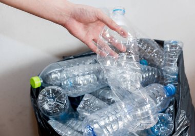 Plastik şişeler geri dönüşümü bekliyor..