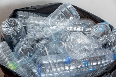 Plastik şişeler geri dönüşümü bekliyor..