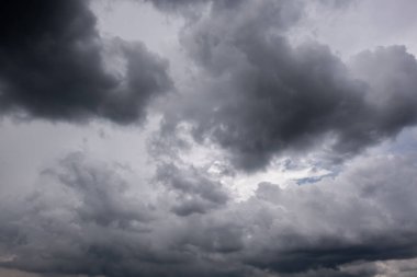  Fırtınalı bulutlu karanlık bir gökyüzü. Dramatik gökyüzü yağmuru, fırtınadan önce kara bulutlar, yağmurdan önce bulutlar.