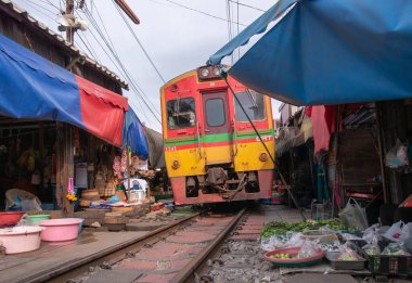 Samut Songkhram, Tayland 'daki Maeklong Demiryolu Pazarı (Talad Rom Hoop).