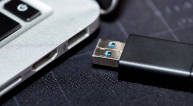 Bir bilgisayar portuna bağlanmış flaş bellek..