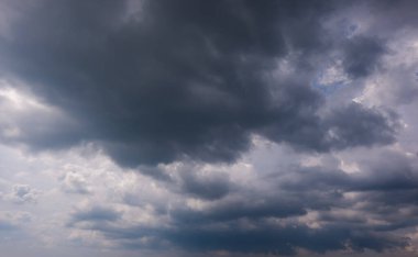  Fırtınalı bulutlu karanlık bir gökyüzü. Dramatik gökyüzü yağmuru, fırtınadan önce kara bulutlar, yağmurdan önce bulutlar.