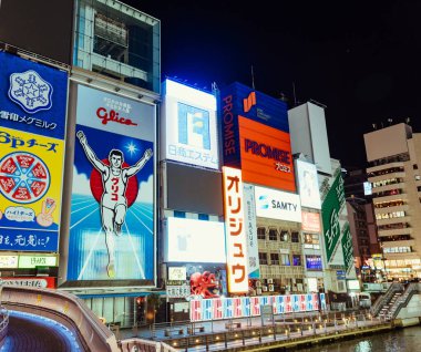 Osaka, Japonya 17 Aralık: Dotonbori, Japonya 'nın Osaka kentindeki Dotonbori' nin en ünlü gece hayatı ve turist besin bölgesi..