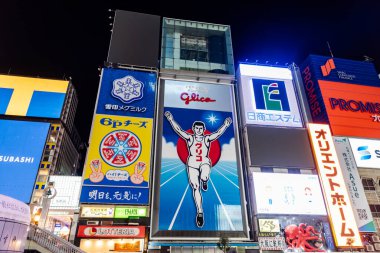 Osaka, Japonya 17 Aralık: Dotonbori, Japonya 'nın Osaka kentindeki Dotonbori' nin en ünlü gece hayatı ve turist besin bölgesi..
