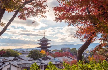 Gion, bölge gezginlerin ve ziyaretçilerin ihtiyaçlarını karşılamak için kuruldu. Sonunda Japonya 'nın en seçkin ve tanınmış geyşa bölgelerinden biri haline geldi.