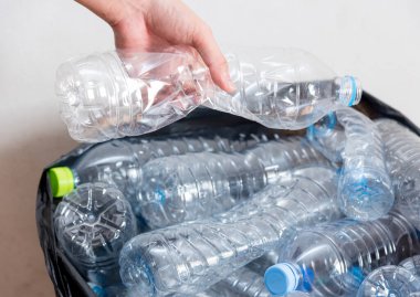 Bitki saksıları için geri dönüştürülmüş plastik şişeler.