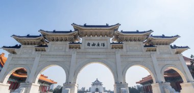 Ulusal Chiang Kai-shek (CKS) Anıt Salonu 'nun ana kapısı, Tayvan' ın turistik merkezidir. Taipei, Tayvan 'da Jiufen Kültür Köyü' nün fotoğrafını çekerken elinde akıllı telefon vardı. 