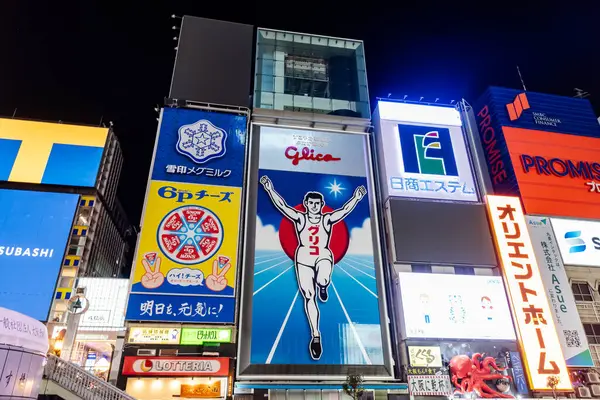 Osaka, Japonya 17 Aralık: Dotonbori, Japonya 'nın Osaka kentindeki Dotonbori' nin en ünlü gece hayatı ve turist besin bölgesi..