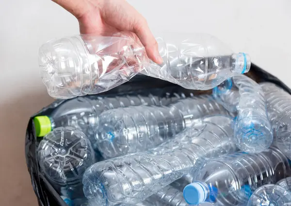 Bitki saksıları için geri dönüştürülmüş plastik şişeler.