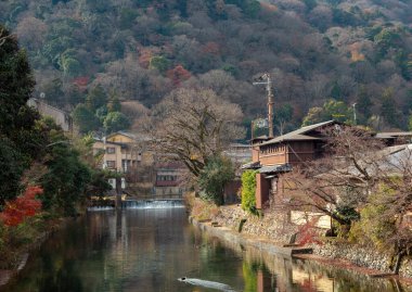 Arashiyama, Japonya 'nın Kyoto eyaletinde yer alan bir şehirdir. Ayrıca Oei Nehri 'nin karşısındaki dağdan da bahseder ve bu dağ ilçeye bir zemin oluşturur. Arashiyama, ulusal olarak belirlenmiş bir tarihi mekan ve Manzaralı Güzellik Yeridir..