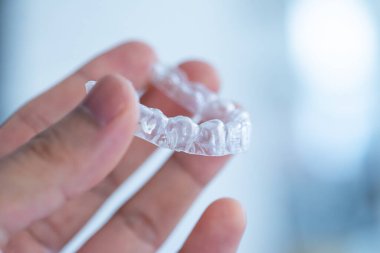  Ağızda beyaz bir arka planda ayar cihazı var. (geçersiz)