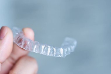  Ağızda beyaz bir arka planda ayar cihazı var. (geçersiz)