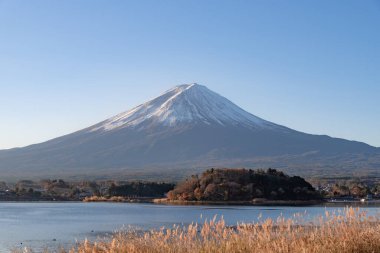 Fuji Dağı, Japonya 'nın ikonik sembolü, sonbahar yaprakları mevsiminde, fevkalade güzel bir dönem. kawaguchiko, japan.