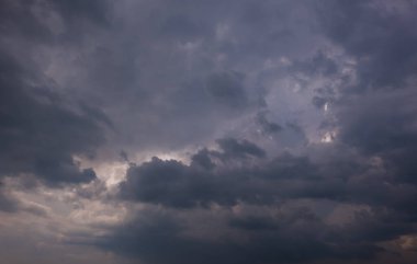 Fırtınalı bulutlu karanlık bir gökyüzü. Dramatik gökyüzü yağmuru, fırtınadan önce kara bulutlar, yağmurdan önce bulutlar.