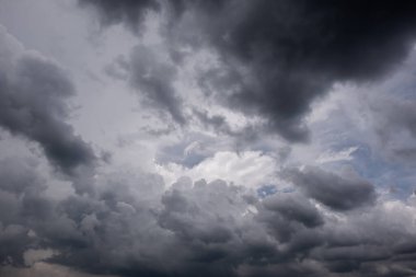Fırtınalı bulutlu karanlık bir gökyüzü. Dramatik gökyüzü yağmuru, fırtınadan önce kara bulutlar, yağmurdan önce bulutlar.