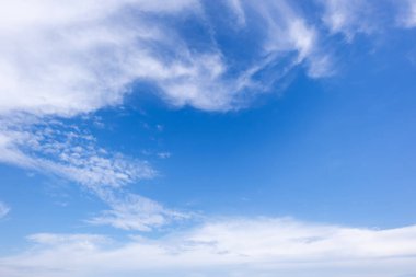 Açık mavi arkaplan, arka planda bulutlar, küçük bulutlu mavi gökyüzü arkaplanı. 