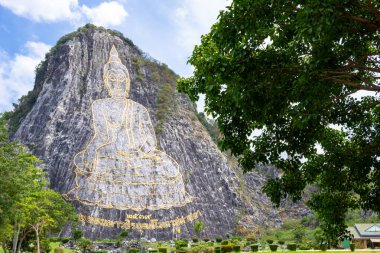 Buda Dağı veya Khao Chi Chan, Tayland 'ın Chonburi kentindeki Pattaya şehrinde 109 m, 358 ft büyüklüğündeki bir Pattaya simgesi haline gelen bir kireçtaşı tepe.