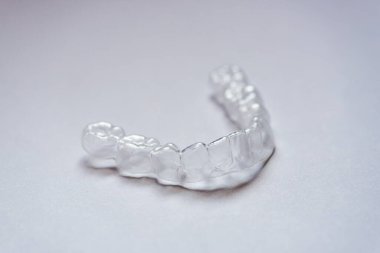  Ağızda beyaz bir arka planda ayar cihazı var. (geçersiz)