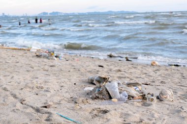 Kirli deniz kumlu kıyı, çevresel kirlilik, okyanustaki plastik su şişeleri kirliliği (Deniz enkazı)