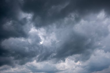 Fırtınalı bulutlu karanlık bir gökyüzü. Dramatik gökyüzü yağmuru, fırtınadan önce kara bulutlar, yağmurdan önce bulutlar.