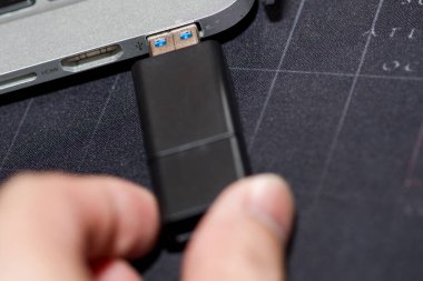 Bir bilgisayar portuna bağlanmış flaş bellek ekleniyor.