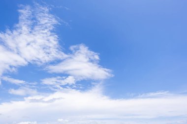 Açık mavi arkaplan, arka planda bulutlar, küçük bulutlu mavi gökyüzü arkaplanı. Mavi gökyüzünde beyaz kabarık bulutlar. 