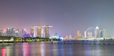 Geceleyin Singapur şehir parkında turistler, Singapur 'da peyzaj limanı.