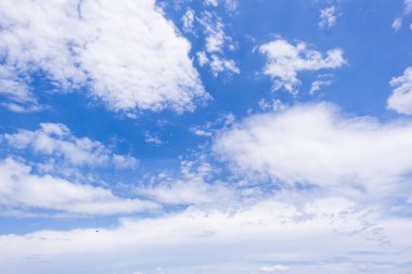 Açık mavi arkaplan, arka planda bulutlar, küçük bulutlu mavi gökyüzü arkaplanı. Mavi gökyüzünde beyaz kabarık bulutlar. 