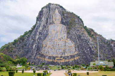 Buda Dağı veya Khao Chi Chan, Tayland 'ın Chonburi kentindeki Pattaya şehrinde 109 m, 358 ft büyüklüğündeki bir Pattaya simgesi haline gelen bir kireçtaşı tepe.