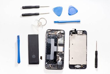 Belgili tanımlık smartphone zarar ve tamirci eller tarafından izole üzerinde beyaz arka plan ayakta hangi araçları akıllı telefon tamir gerek yapıldı..