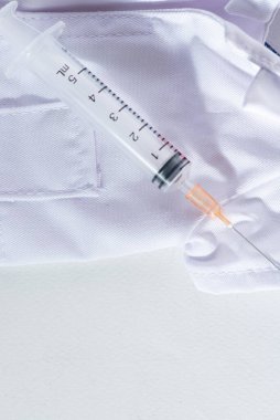 şırınga beyaz arka plan üzerinde izole iğne (enjeksiyon iğne)