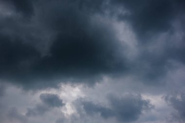  Fırtınalı bulutlu karanlık bir gökyüzü. Dramatik gökyüzü yağmuru, fırtınadan önce kara bulutlar, yağmurdan önce bulutlar.