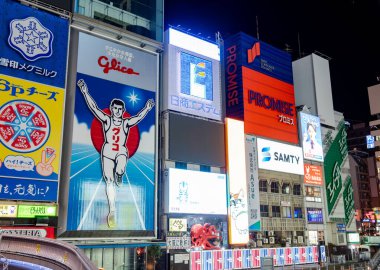 Osaka, Japonya 17 Aralık: Dotonbori, Japonya 'nın Osaka kentindeki Dotonbori' nin en ünlü gece hayatı ve turist besin bölgesi..