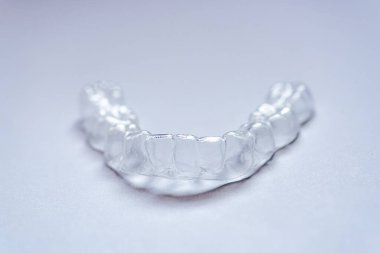  Ağızda beyaz bir arka planda ayar cihazı var. (geçersiz)