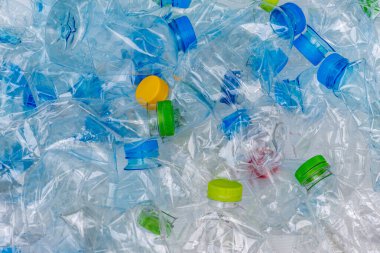 Plastik şişeler geri dönüşümü bekliyor..