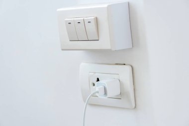 eklektrik duvar prizinin fişini çekmek veya çekmek, enerji tasarrufu, çevre koruması