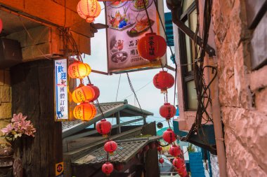 Jiufen Eski Caddesi, turistlere geleneksel Tayvan yaşam manzarası sunan dükkanlar, çay evleri ve restoranlarla dolu dar ve dolambaçlı bir sokaktır..