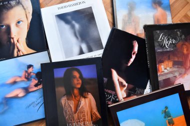 MADRID, İspanya - 17 Ekim 2023: İngiliz fotoğrafçı David Hamilton 'ın bazı kitapları