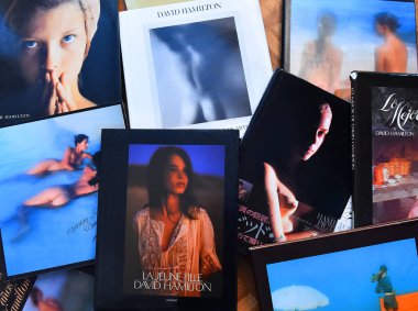 MADRID, İspanya - 17 Ekim 2023: İngiliz fotoğrafçı David Hamilton 'ın bazı kitapları