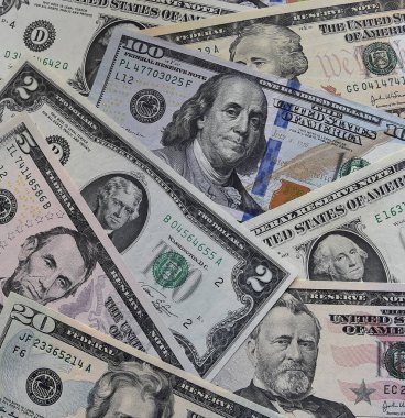 Mevcut banknotlarda birkaç Amerikan doları var.